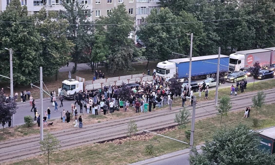 Napätie na Ukrajine eskaluje! Rozvášnený dav prevrátil auto vojenského úradu (VIDEO)