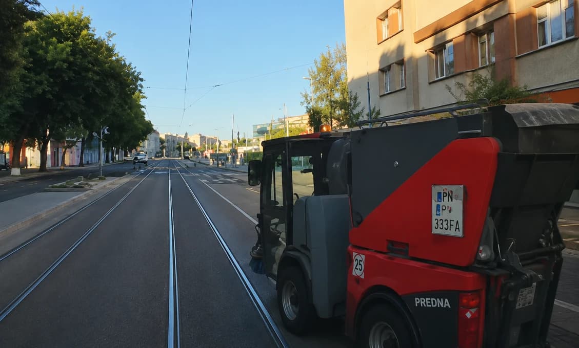 VIDEO: Hrôza v Bratislave! Električka zmietla zametacie auto