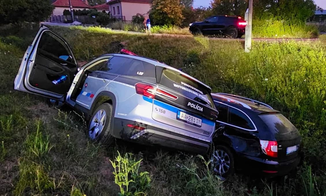 Zranený policajt! Opitý vodič unikal pred policajtmi, obe autá napokon skončili v kanáli