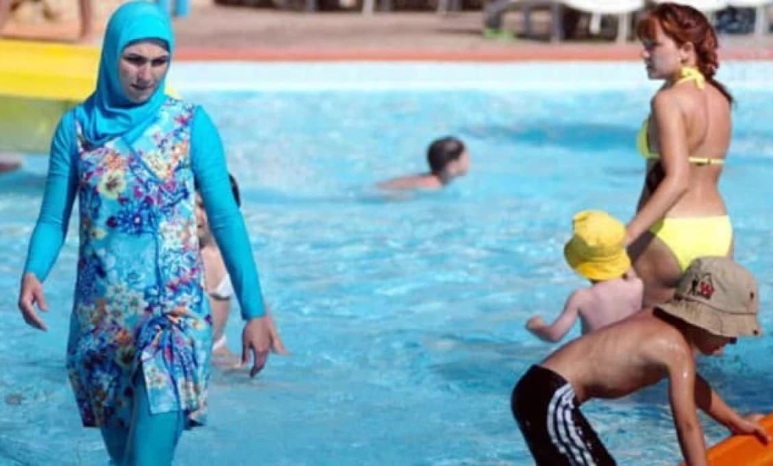 Rakúsko: Moslimkám zakázali nosiť burkini v bazéne, súd rozhodol, že išlo o náboženskú diskrimináciu