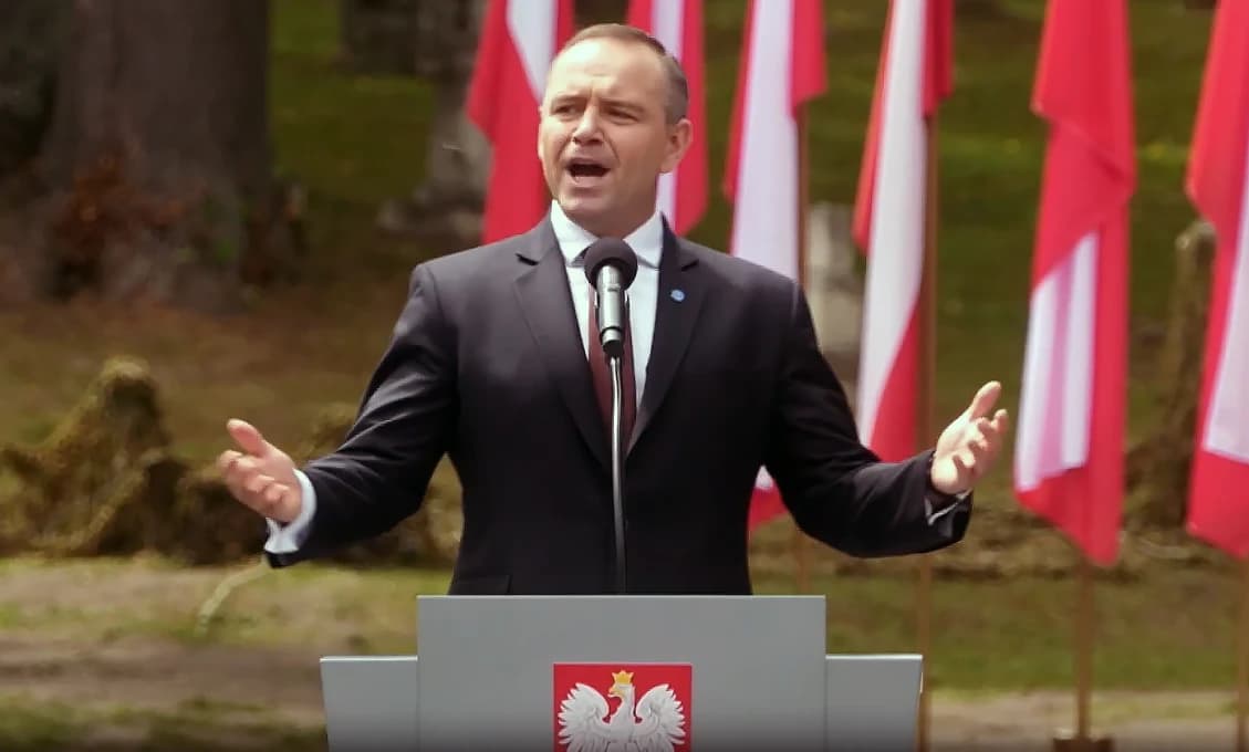 Nawrocki tvrdo o banderovcoch: „To nie sú hrdinovia, na ktorých čaká Európa!“ Požaduje zákaz červeno-čiernej vlajky UPA v Poľsku (VIDEO)