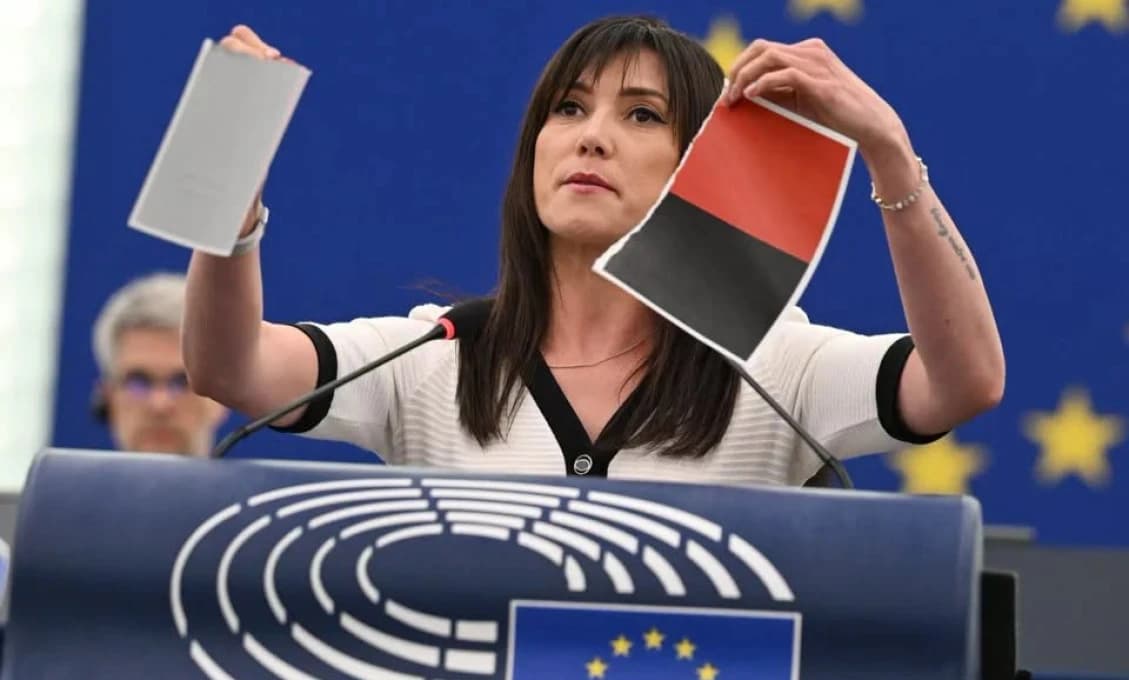 „Preč s banderovským nacizmom!“ Ewa Zajączkowska-Hernik roztrhala vlajku UPA priamo v europarlamente