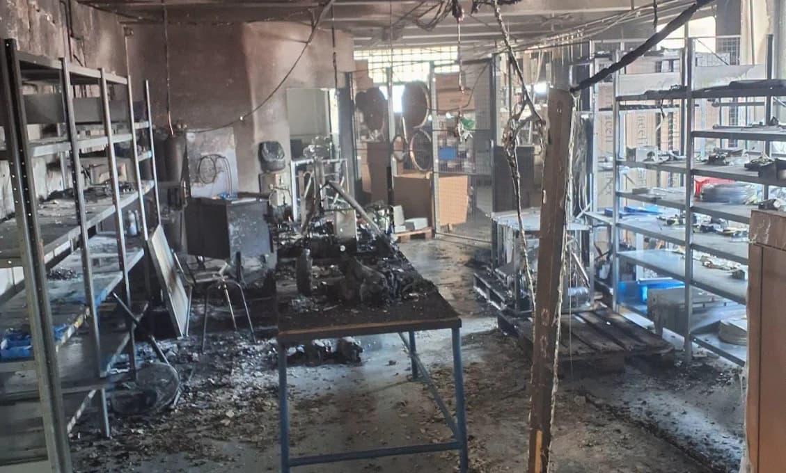 HOROR VO FABRIKE! Únik plynu spustil požiar, 130 ľudí museli okamžite evakuovať
