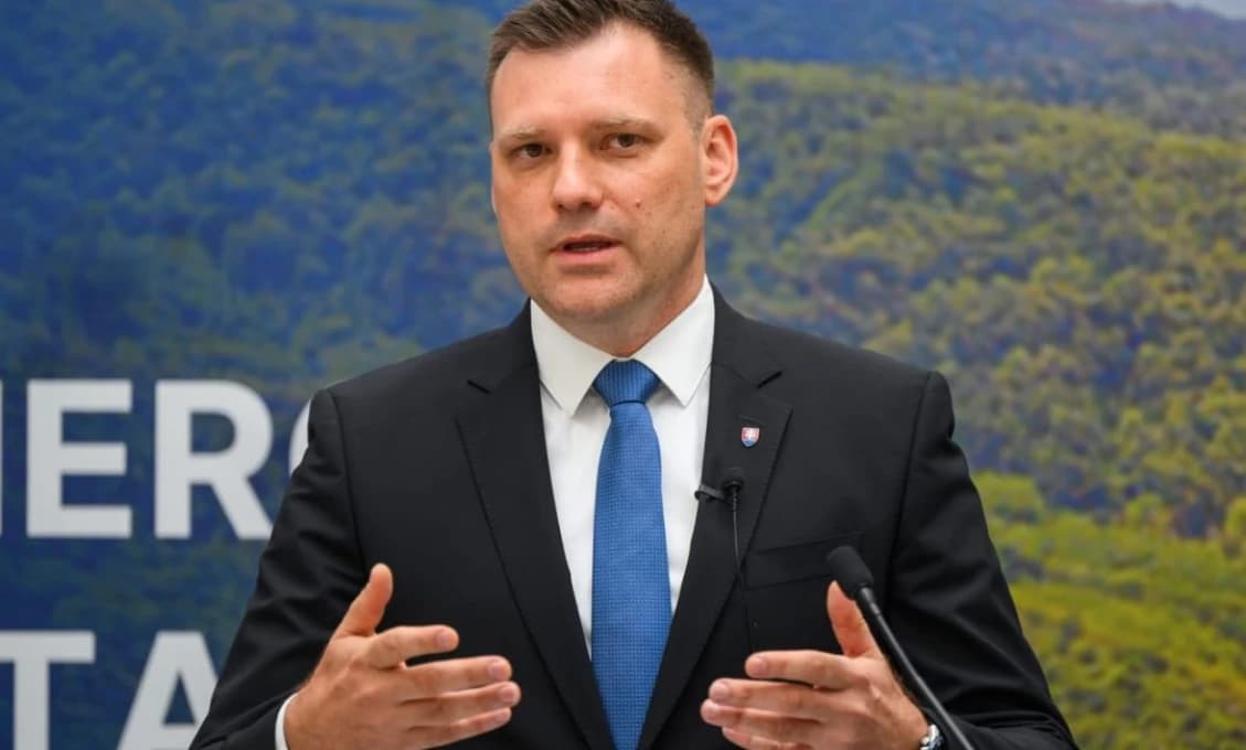Tarabov rezort schválil spaľovňu v Slovnafte! 2 dni pred prerokovaním petície 20-tisíc odporcov