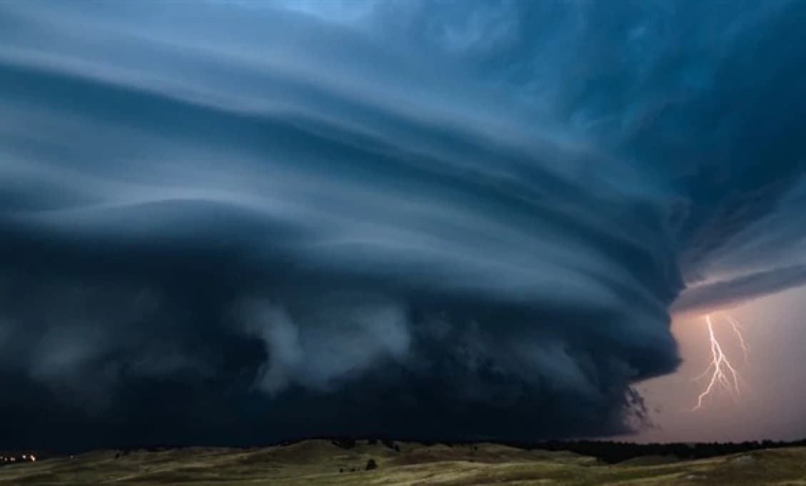 VAROVANIE Na Záhorie sa blíži SUPERCELA! Meteorológovia varujú pred krúpami