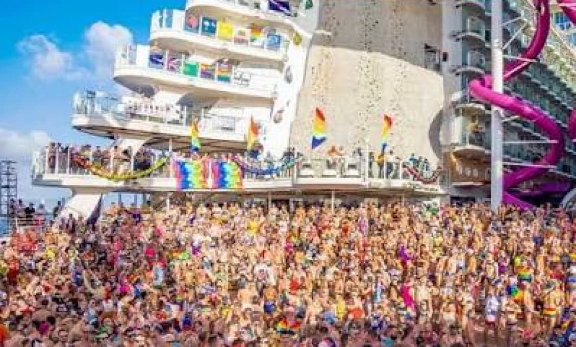 Vyše 2-tisíc LGBTIQ+ pasažierov uväznených na lodi. Kto im nedovolil ani zakotviť? (VIDEO)