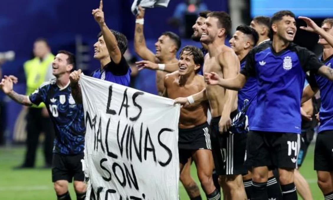 Argentínska reprezentácia porazila Britov a rozvinula transparent „Malvínske ostrovy sú naše“