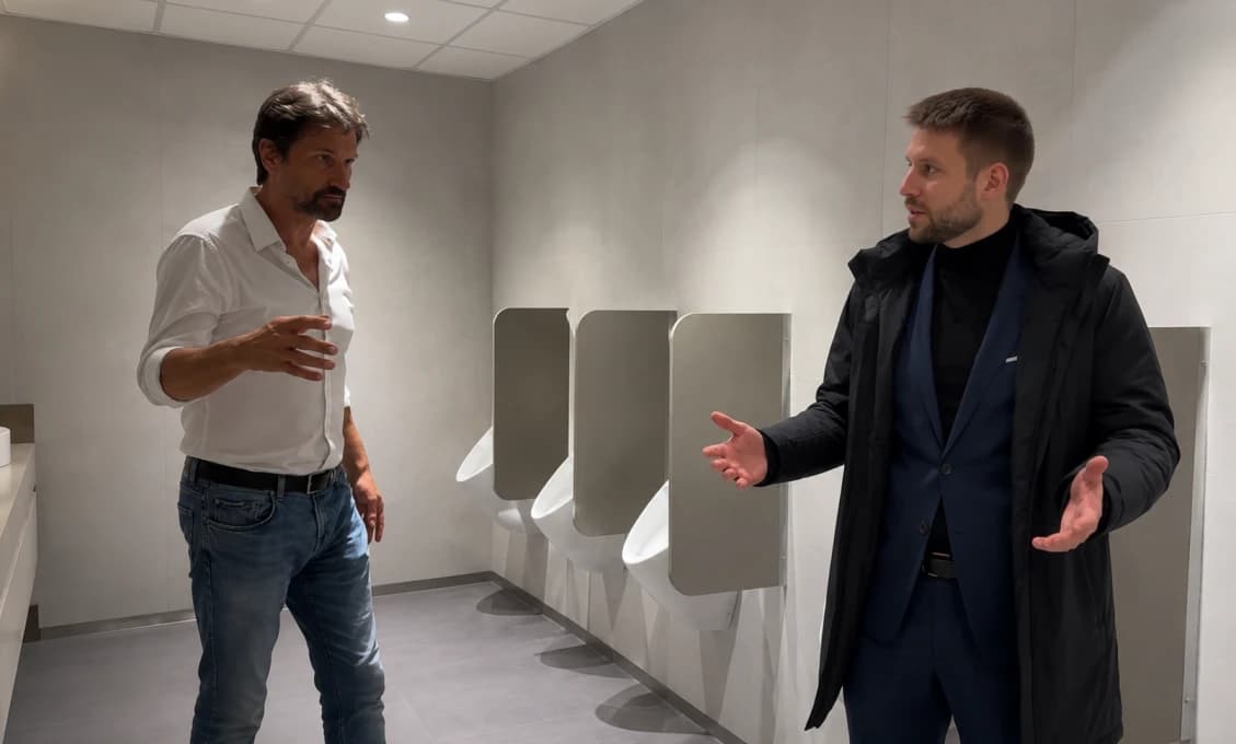 Na Slovensku nič nového: Opozícia je stále fascinovaná pisoármi (VIDEO)