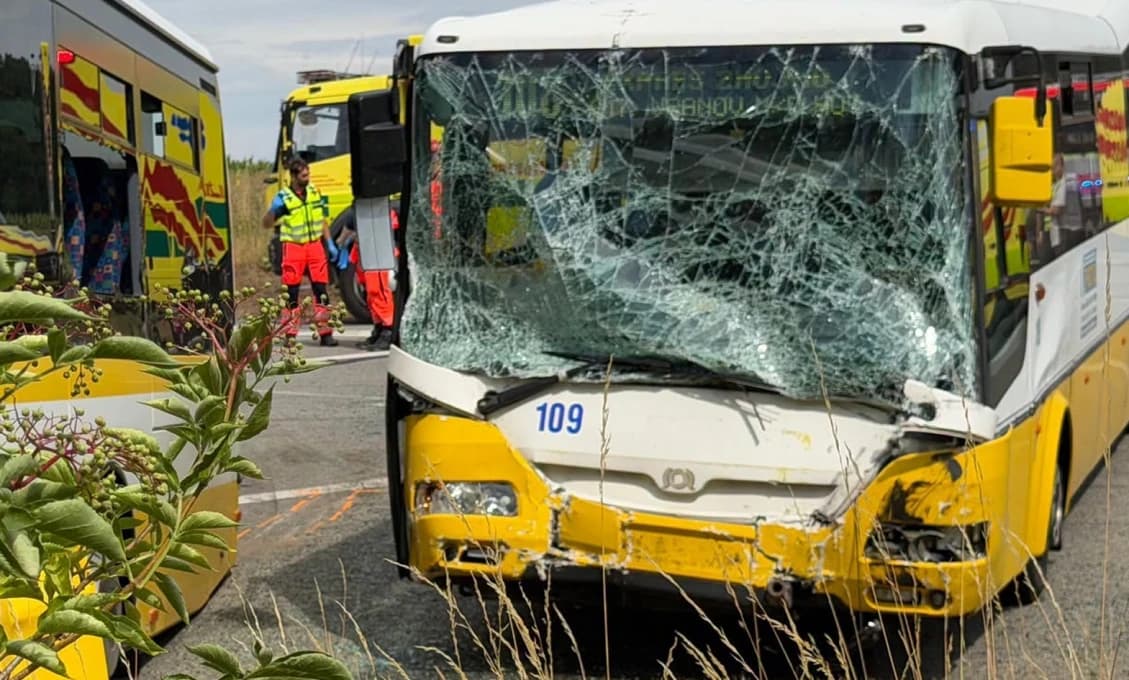 ČELNÁ ZRÁŽKA AUTOBUSOV pri Znojme! Na mieste je 40 zranených, zasahuje veľkokapacitná sanitka