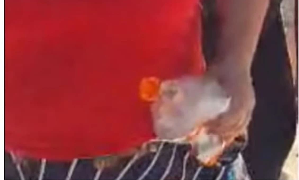ŠOKUJÚCE VIDEO! TOTO je už za hranou! Inšpektorku obliali neznámou tekutinou, kolegu OPĽULI! Musela zasahovať polícia