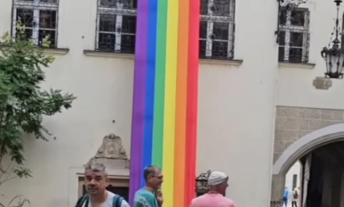 Vallo zas provokuje gigantickou vlajkou na národnej pamiatke, hromží Heredoš (VIDEO)