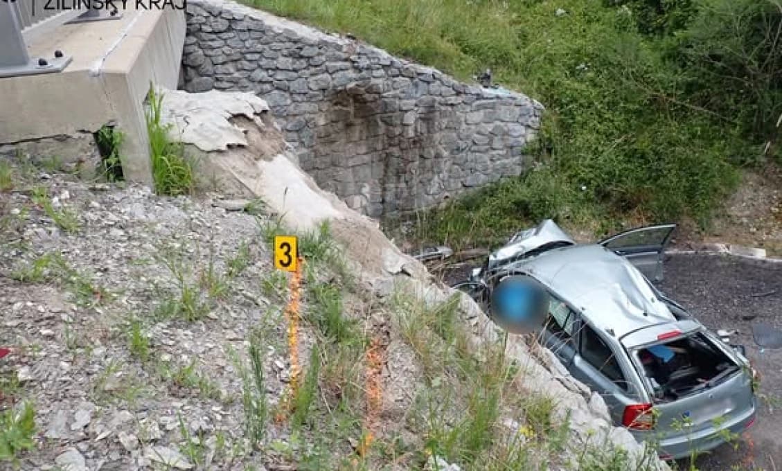 Zišiel z cesty a narazil do oporného múru! 56-ročný vodič na mieste zomrel