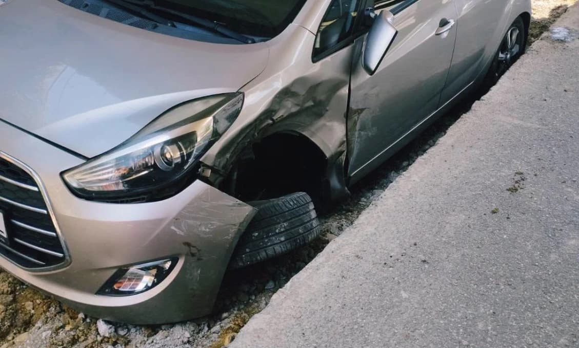 NEPOZORNOSŤ MOHLA MAŤ HOROROVÝ KONIEC: Auto po náraze vrazilo do zastávky MHD!