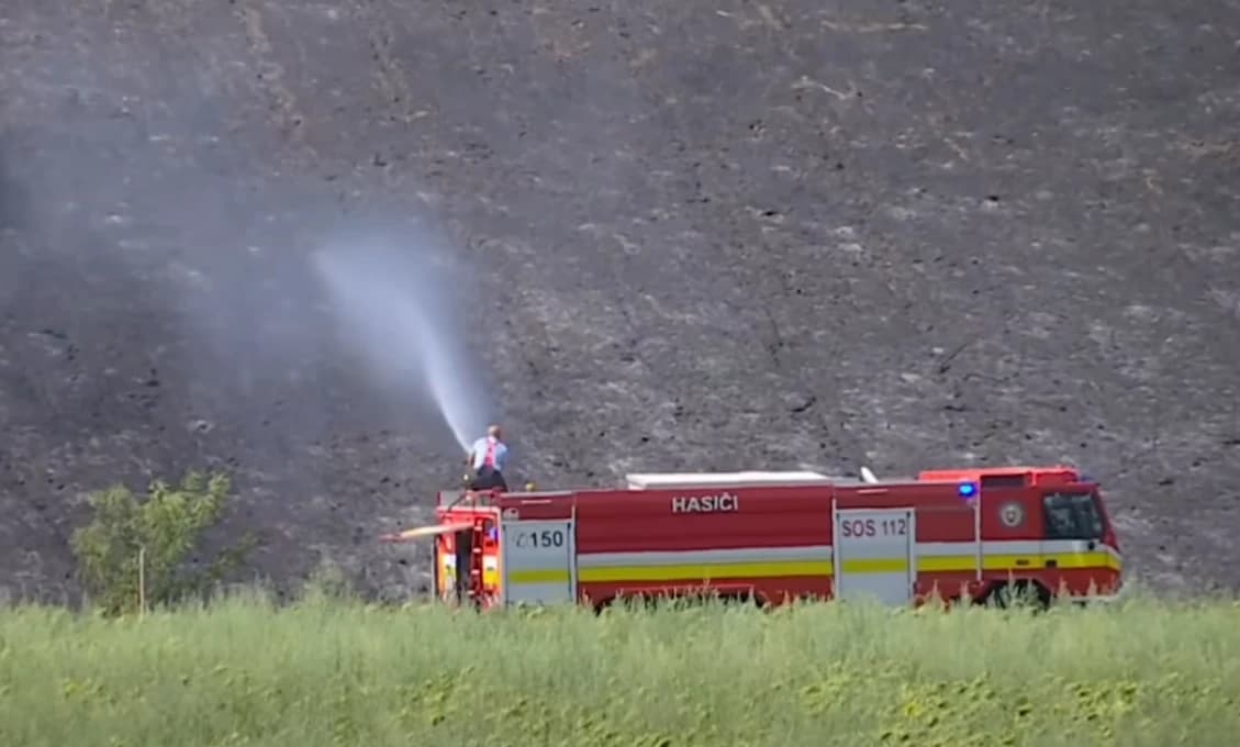 POŽIAR PRI KOMÁRNE! Deti si chceli opiecť kukuricu (VIDEO)