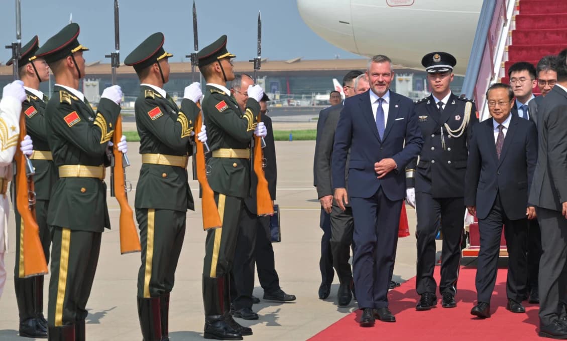 SLOVENSKÉ VLAJKY PO CELOM PEKINGU! Na pozvanie Si Ťin-pchinga dnes prezident Pellegrini pricestoval do Číny (VIDEO)