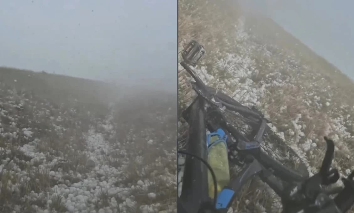 Bicyklistu zastihlo krupobitie vo chvíli, keď sa nedalo kam skryť (VIDEO)