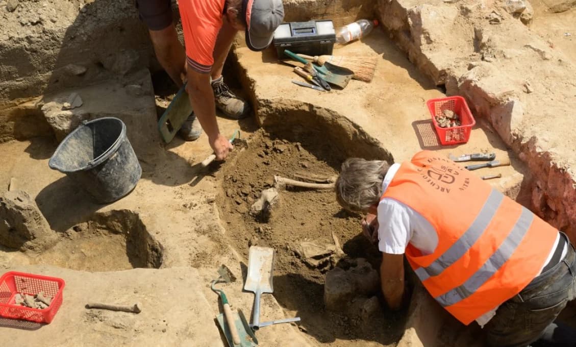 Archeológovia odhalili v centre Nitry pohrebisko zo včasného stredoveku