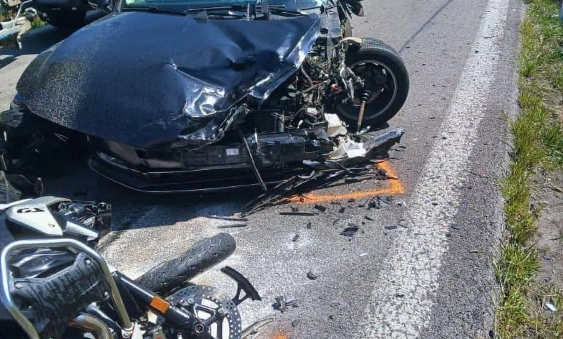 AKTUÁLNE VÁŽNA HROMADNÁ NEHODA s 2 motorkami! Hlásia ranených aj požiar. Vyslali aj vrtuľník (FOTO)