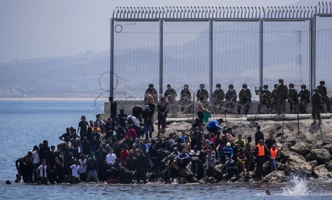 MASA MIGRANTOV zaplavila španielsku Ceutu. Mesto volá o pomoc, kapacity sú vyčerpané (VIDEO)