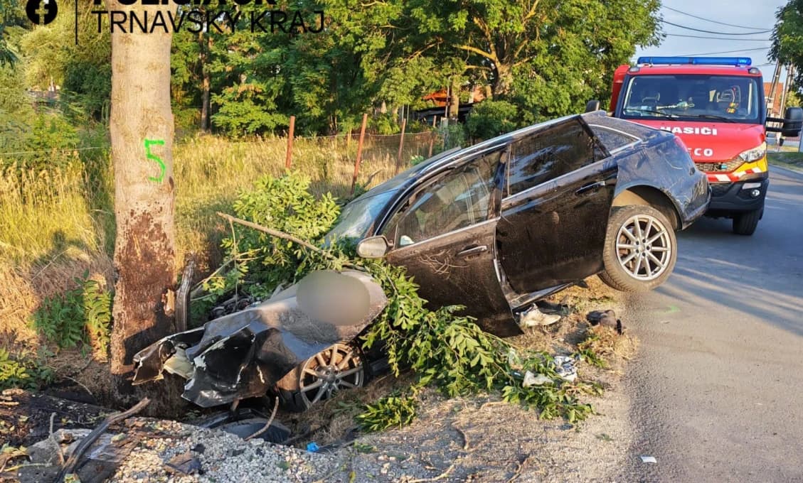 AKTUÁLNE ĎALŠIA TRAGÉDIA NA NEDEĽNÝCH CESTÁCH! Havarovalo auto plné mladých ľudí. Hlásia obeť aj ranených! (FOTO)