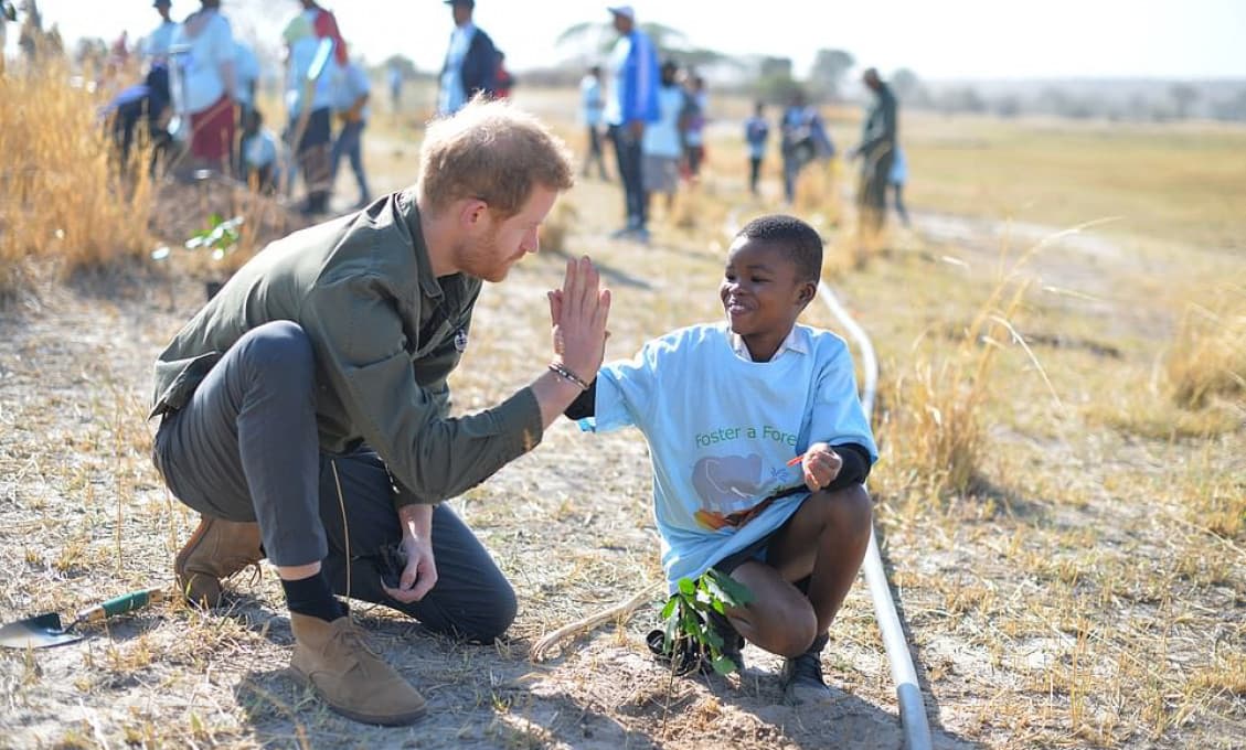 Princ Harry a Meghan navštívili Afriku! Meghan ako stredobodom pozornosti, slávu si zjavne užíva naplno!