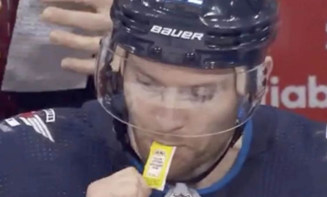 (NHL)"Vážne, toto je odporné": Útočník Winnipegu na striedačke vyžieral balíčky s horčicou!