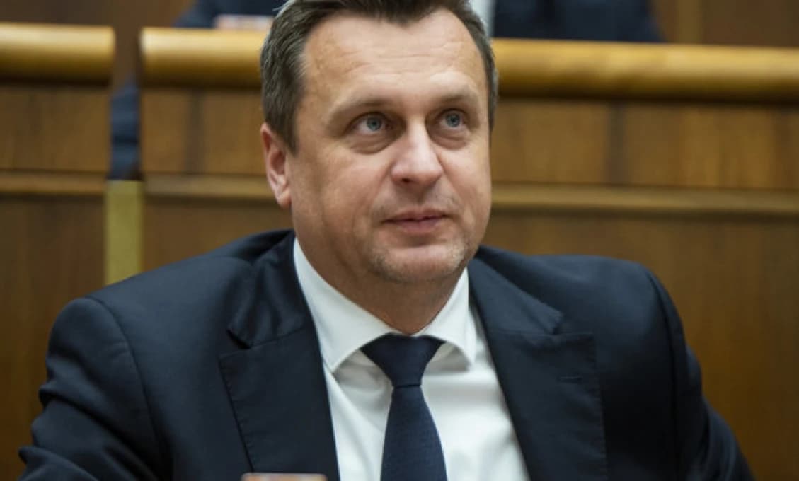 Auto poškodilo v Trenčianskych Tepliciach plynovú prípojku, unikal plyn