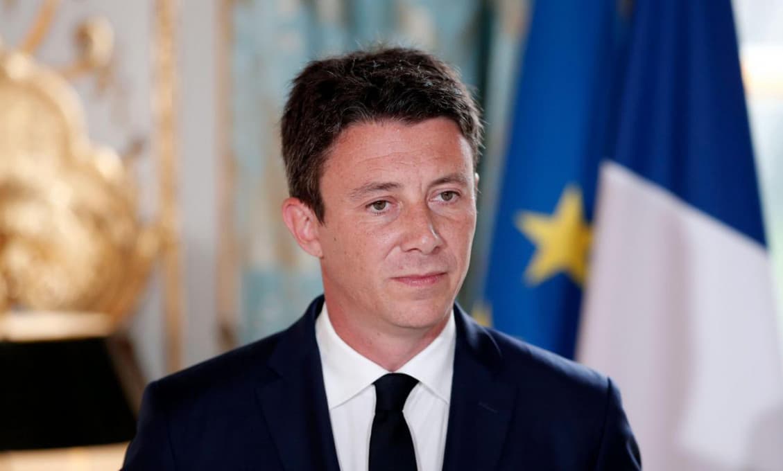 Kandidát na starostu Paríža podporovaným prezidentom Macrónom odstúpil kvôli explicitnému videu