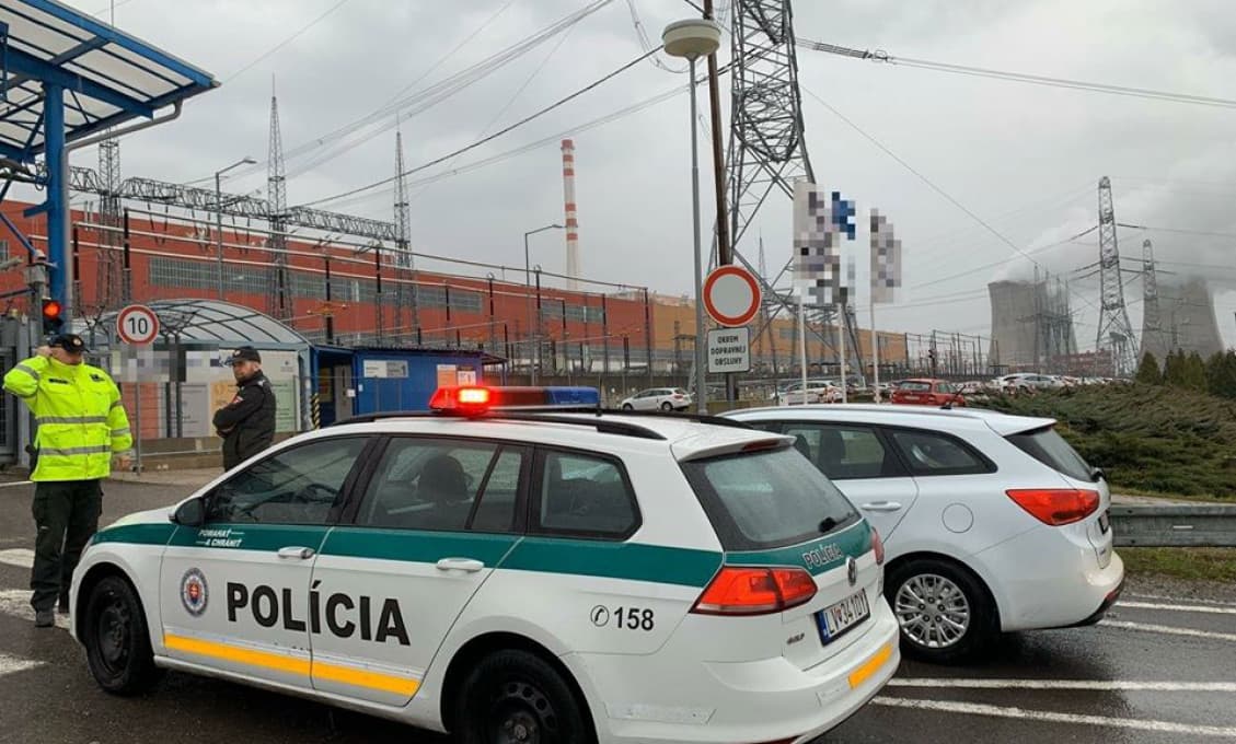 NAKA zasahuje v elektrárni v Mochovciach, je tam 100 policajtov