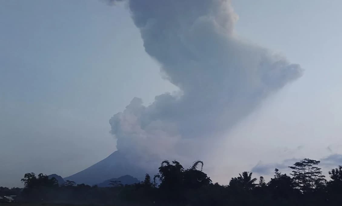 Indonézia zatvorila svoje medzinárodné letisko z dôvodu erupcie sopky Merapi