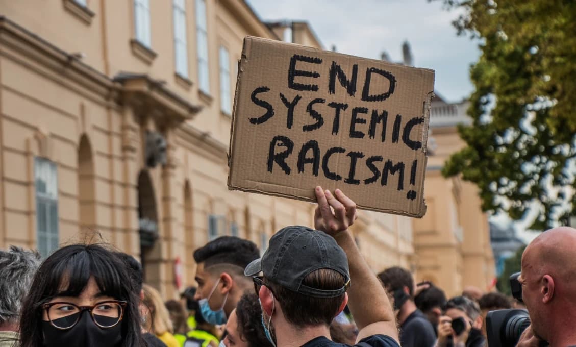 Protesty za Georgea Floyda sú rovnaké ako farebné revolúcie, podporované USA v zahraničí