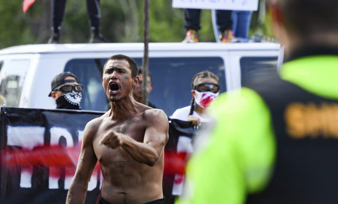Do protestujúcich v USA vrazilo auto, úrady hlásia obete
