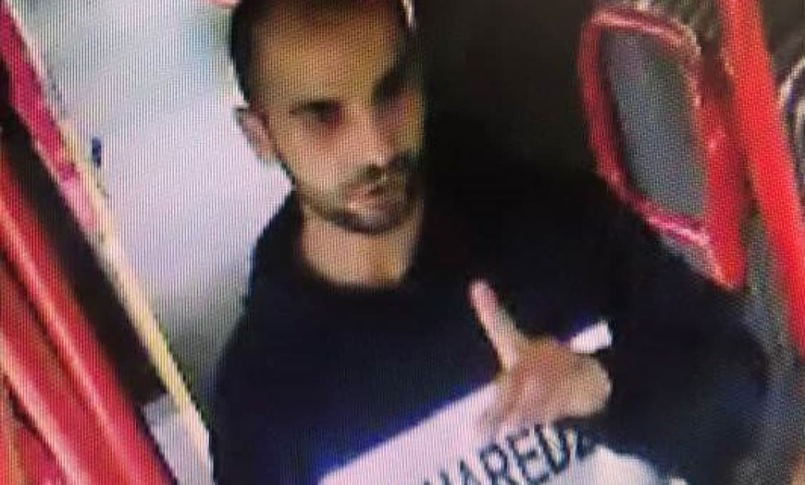 Polícia pátra po útočníkovi, ktorý fyzicky napadol muža v MHD