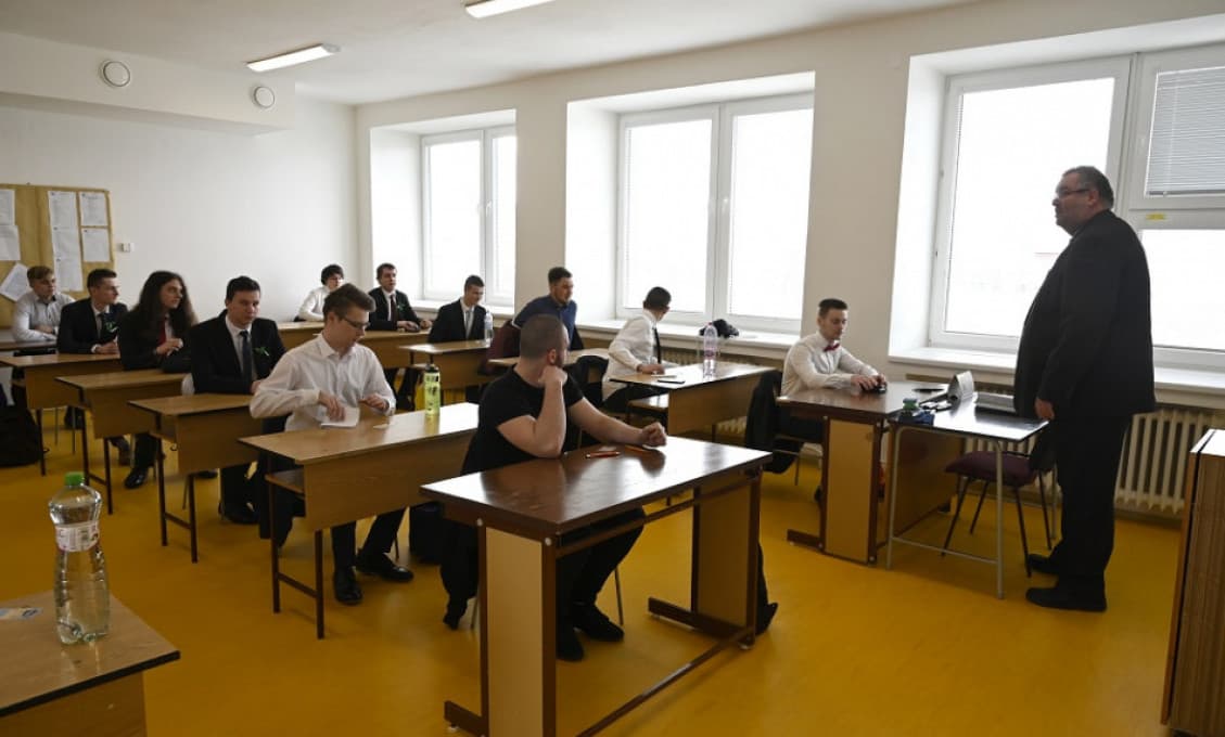 Kvalitnejšie stredné školstvo či prepojenie škôl a praxou by pomohlo pri nesúladoch na trhu práce, vyplýva z analýzy