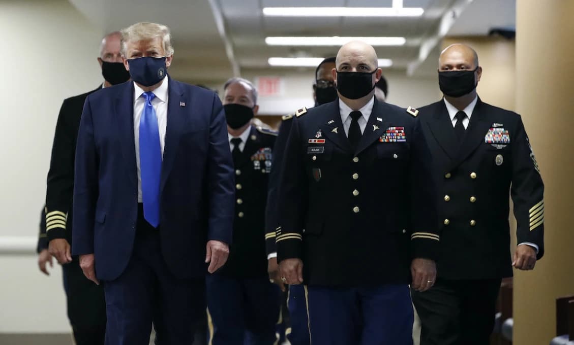 Trump vystúpil prvý raz na verejonsti v rúšku