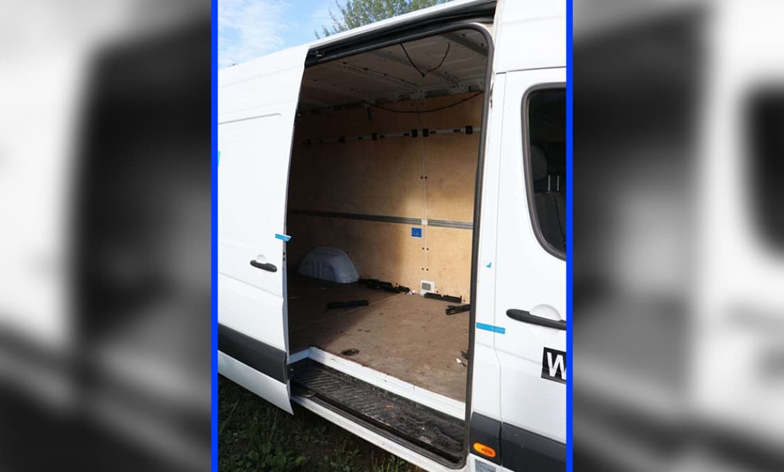 Slovinská polícia objavila pri hraniciach s Chorvátskom dodávku s 20 migrantmi