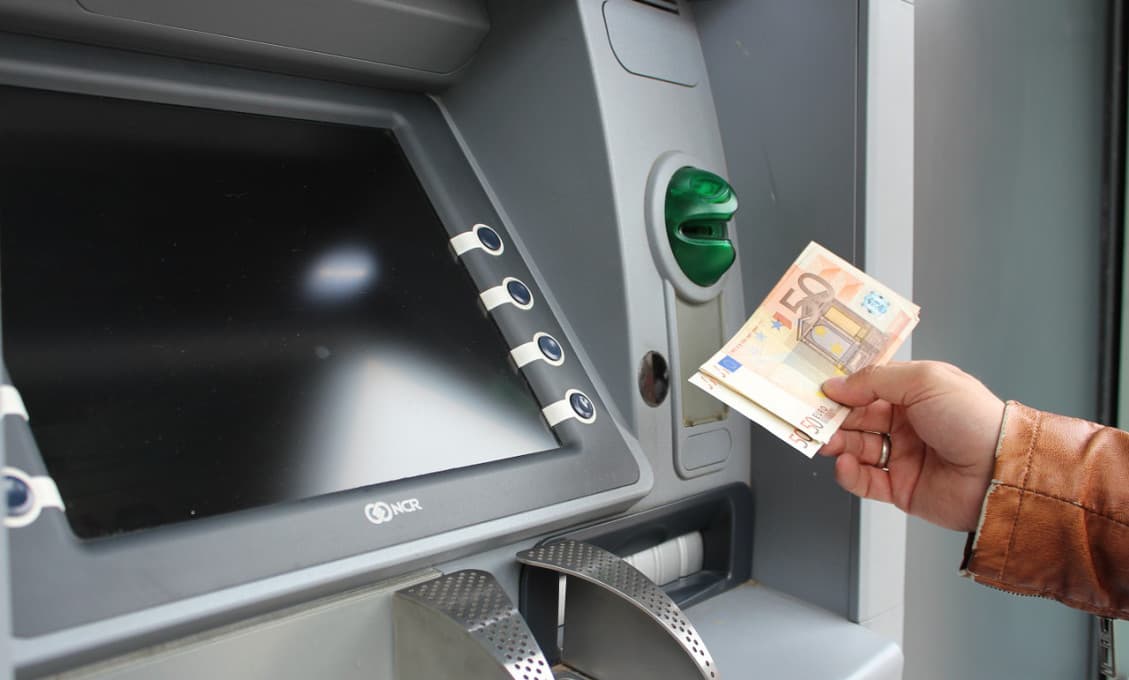 Ako ušetriť pri výbere z bankomatu v zahraničí?