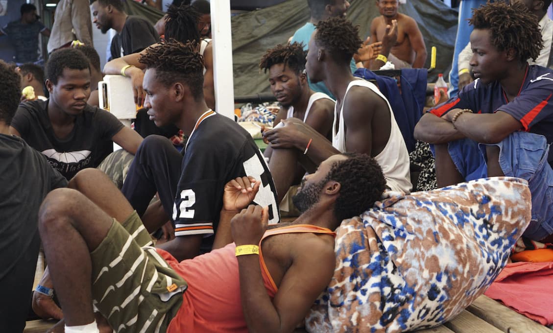 Taliansky ostrov Lampedusa je preplnený migrantmi, tvrdí starosta Martello
