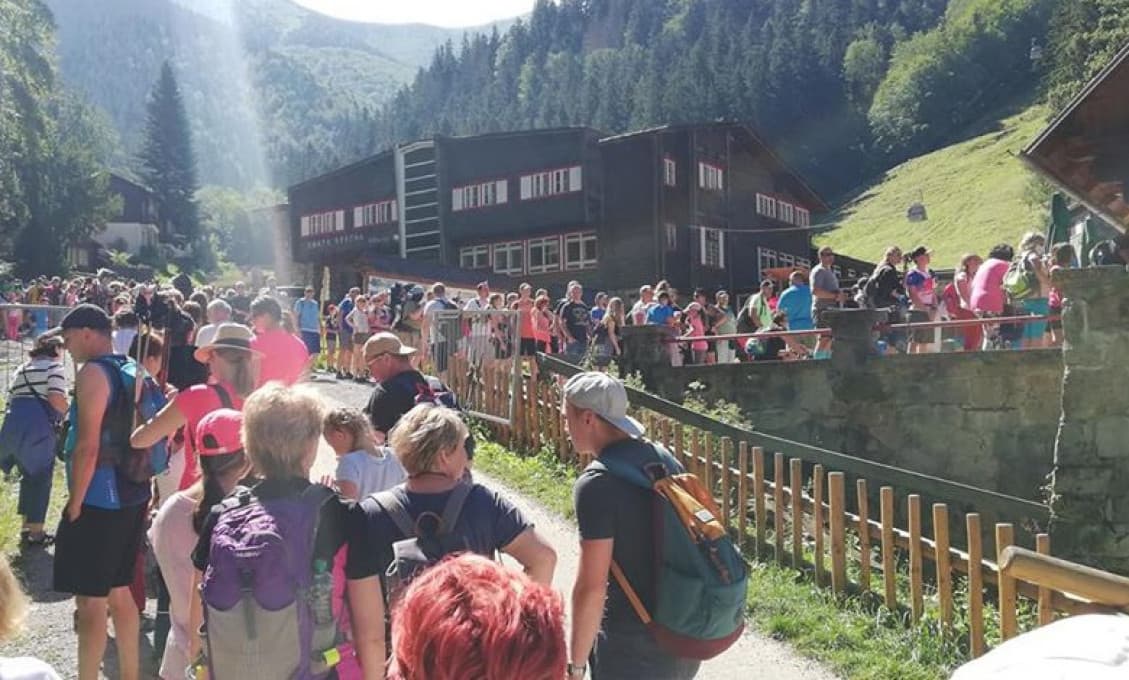 Toto sme chceli? Na horách i kúpaliskách sú davy ľudí (FOTO a VIDEO)