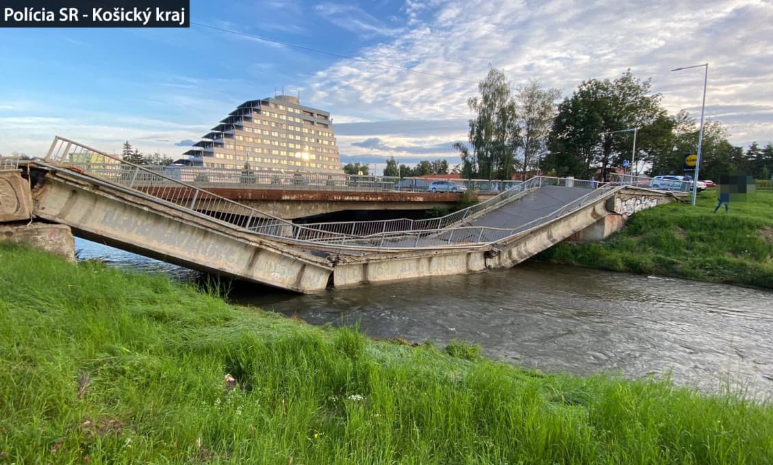AKTUÁLNE: V Spišskej Novej Vsi sa prepadol most (foto) (aktualizácia)