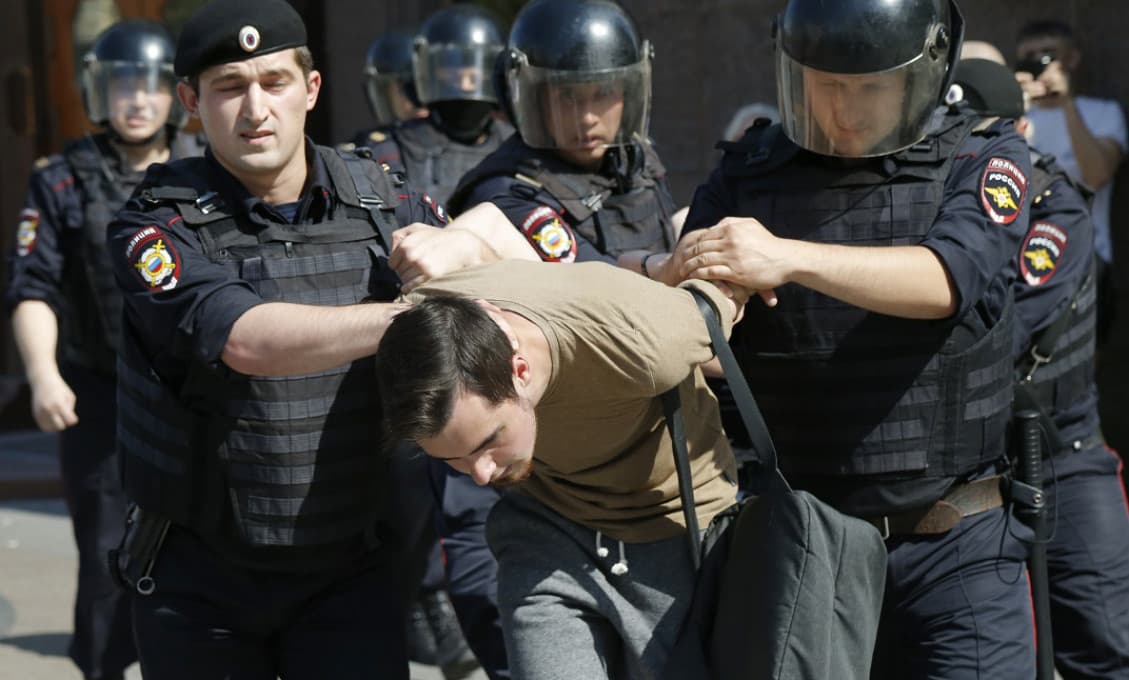 Dvoch mužov polícia zatkla už len za to, že plánovali protest proti karanténe