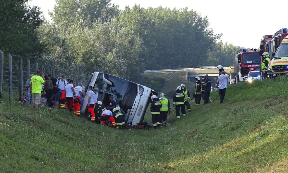 Nehoda poľského autobusu si v Maďarsku vyžiadala mŕtveho a 34 zranených (foto)