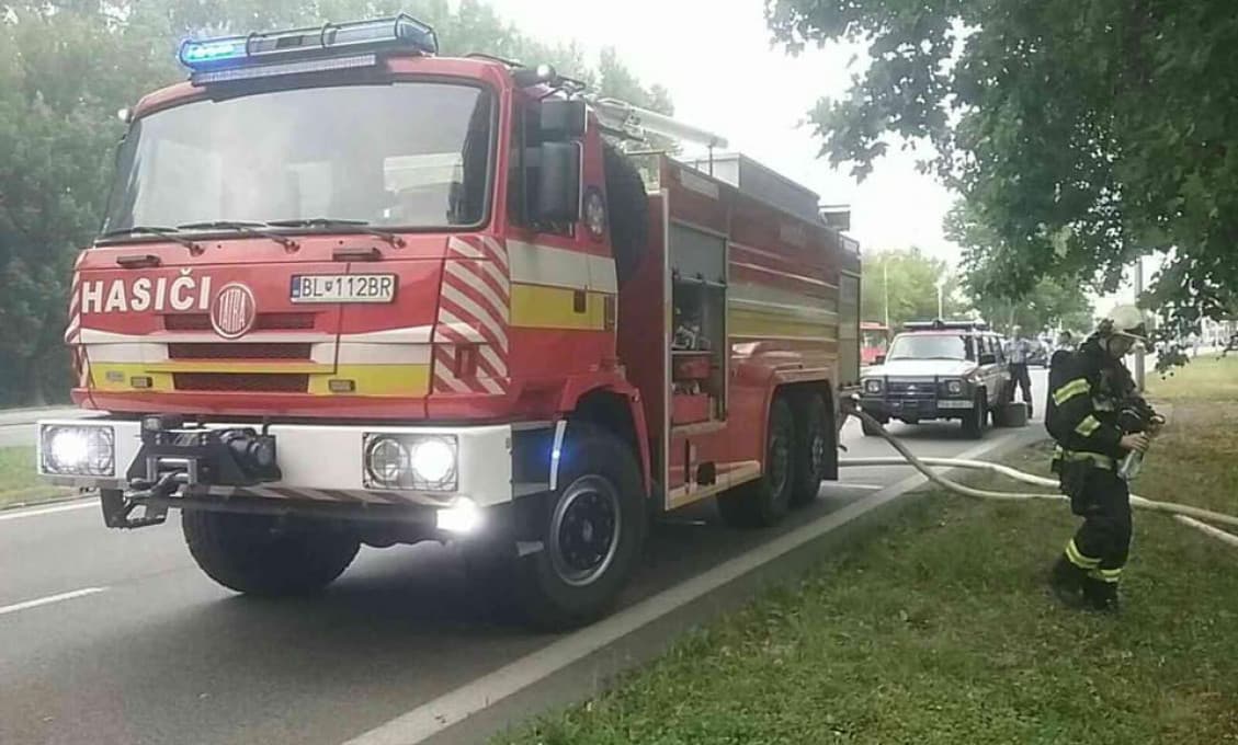 V Medzilaborciach zachvátili plamene panelák. Záchranári museli evakuovať obyvateľov