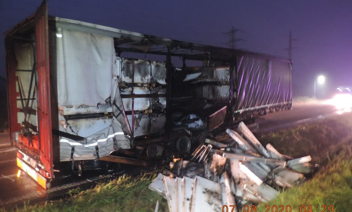 Poľský kamionista ušiel z miesta nehody, horiaci náves nechal na ceste (foto)