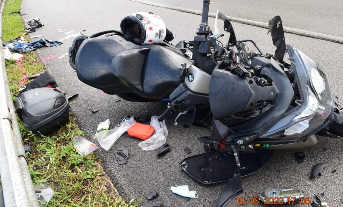 Pri zrážke s kamiónom sa ťažko zranila posádka motocykla (foto)