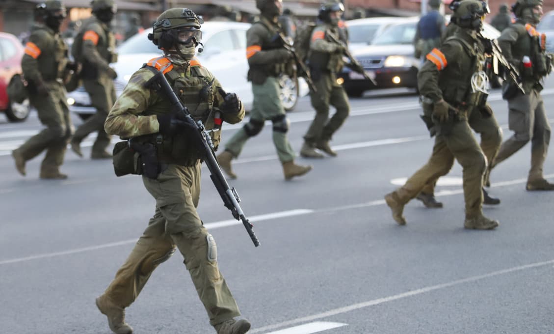 Bieloruská polícia na demonštrantov použila strelné zbrane, jedného zranila