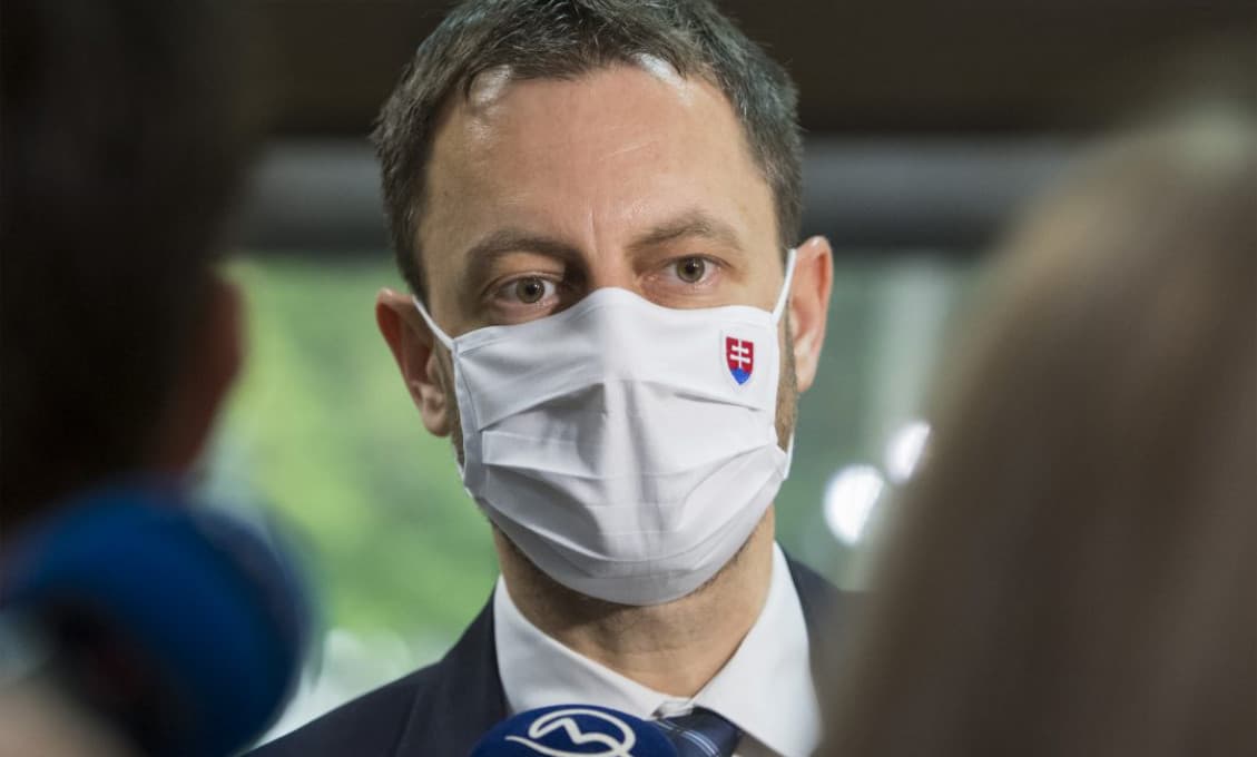 Hegerovmu poradcovi sa sypú lukratívne zmluvy so štátom (aktualizácia)