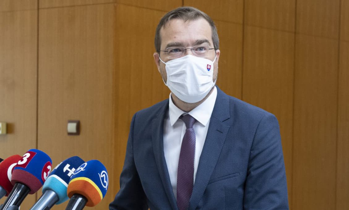 Zatiaľ máme stratégiu očkovať nepovinne, tvrdí minister Krajčí