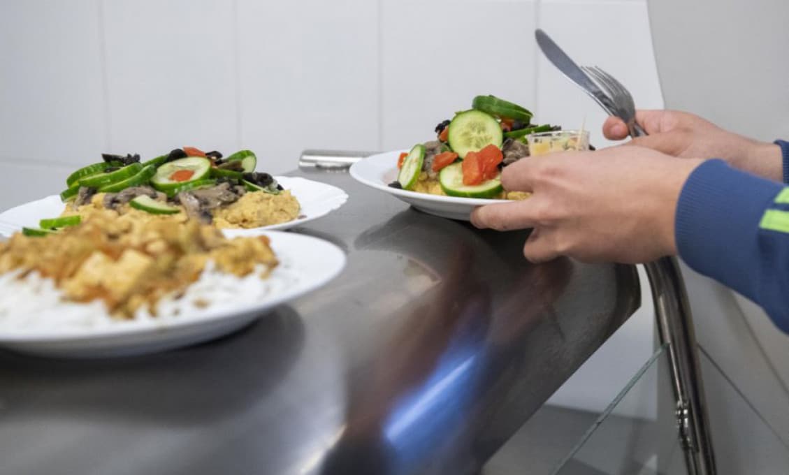 Plošné dotovanie obedov v materských a základných školách sa má od januára skončiť