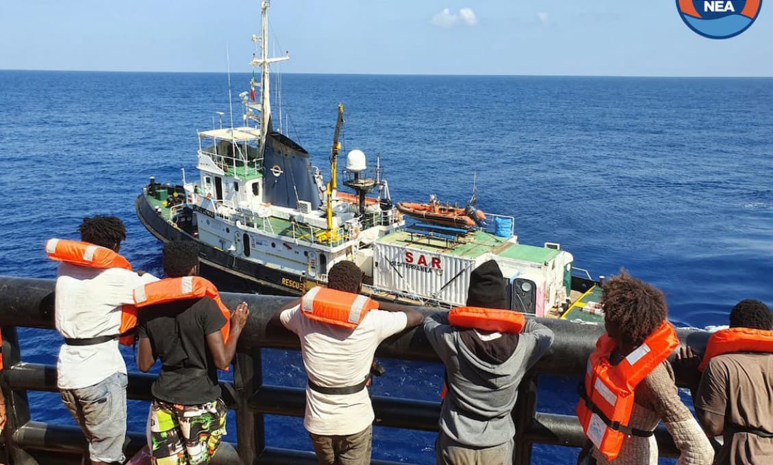 Migranti sa môžu vylodiť na Sicílii po „najdlhšie trvajúcom mŕtvom bode v európskej námornej histórii“